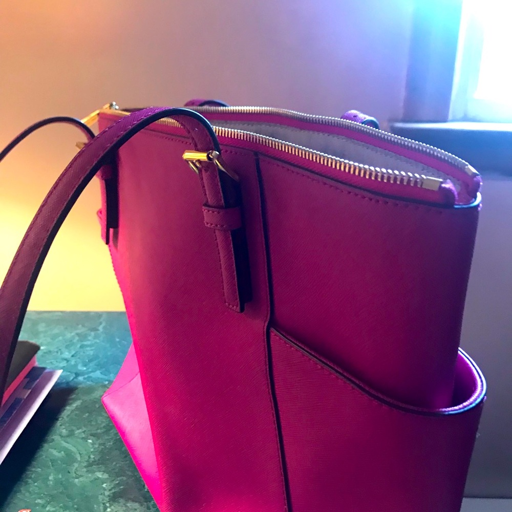 Michael khors  genuine elegant bag